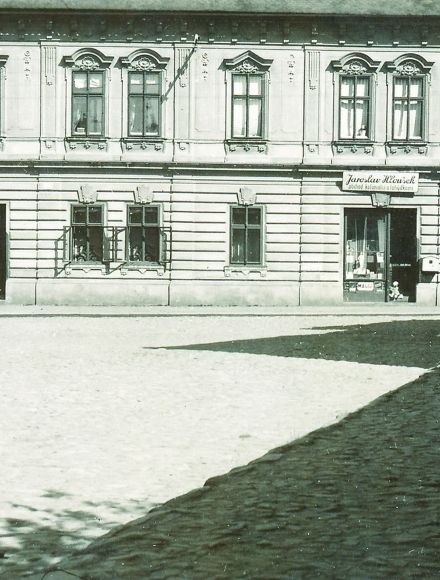 Poděbradova před čp. 72 a 73. Tento blok domů je od roku 1873 spojen s židovskou rodinou Bergmannovou a Blumenkranzovou.