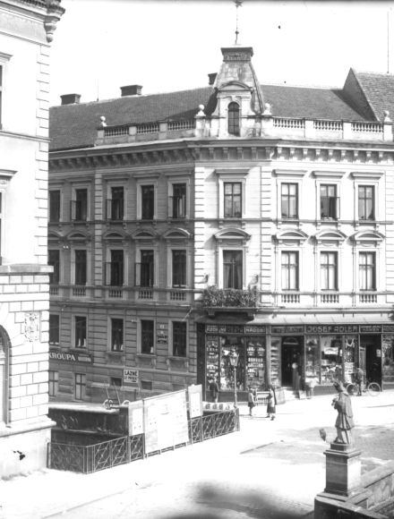 Někdejší dům rodiny Adlerů s obchodem v Široké ulici čp. 87. Ke stávajícím šesti zde budou položeny nové tři Kameny zmizelých