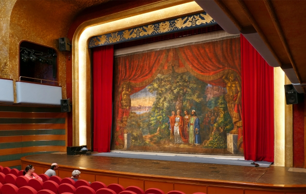 Opona v Divadle Karla Pippicha, jedna z nejstarších v ČR