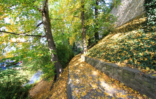 Stezka pod jihozápadní částí městských hradeb