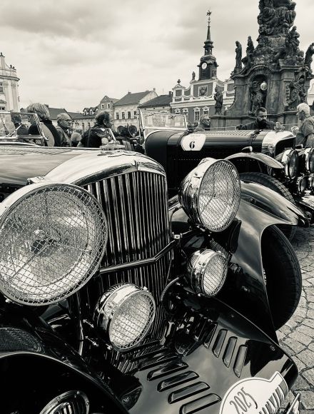 Zastávka historických vozů na Resselově náměstí