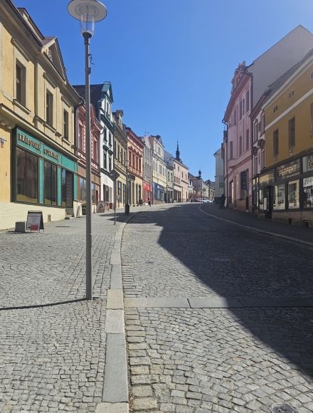 Široká ulice_směr Resselovo náměstí